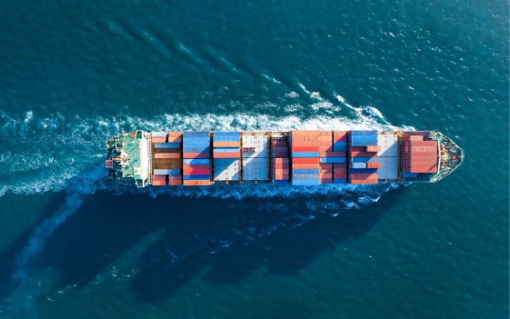 beladener Containerschiff auf dem Meer