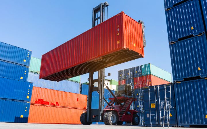 Roter Container wird hochgehoben