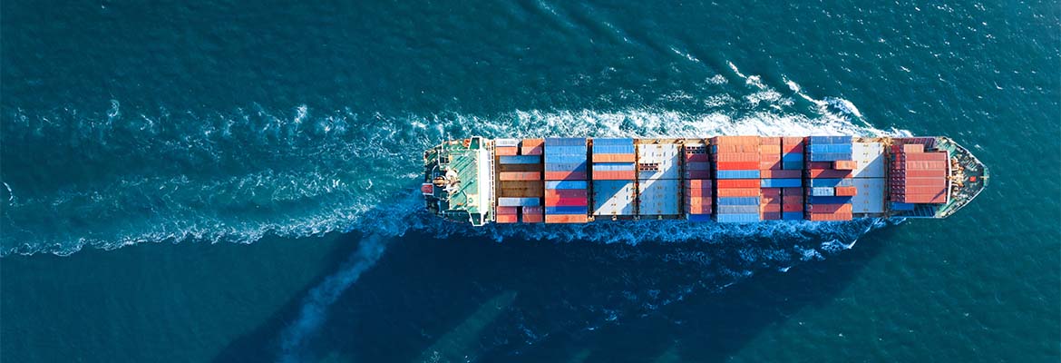 Container auf Frachtschiff