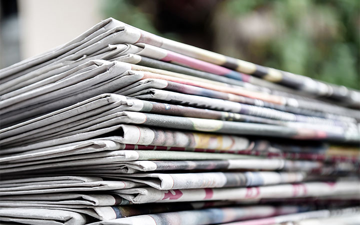 Zeitungspapier aufeinander gestapelt