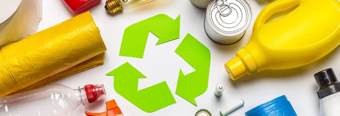 verschiedene Materialien aus Kunststoff neben Recycling Zeichen verschiedene Materialien aus Kunststoff neben Recycling Zeichen