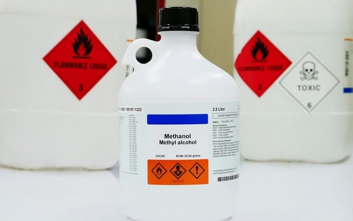 Chemie Etikett auf Flasche mit Gefahrenstoffkennzeichnung