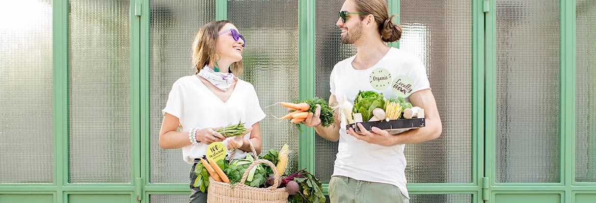 Mann und Frau unterhalten sich mit Gemüse in der Hand
