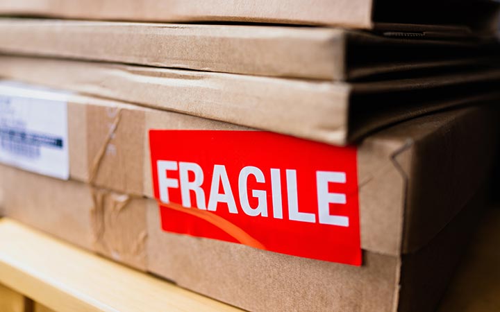 Fragile Etikett auf Versandkarton