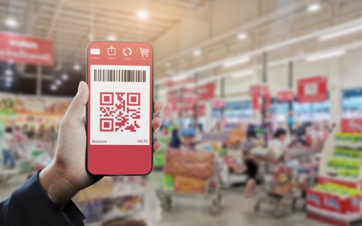 Handy zum Einscannen von Barcodes auf Lebensmitteln