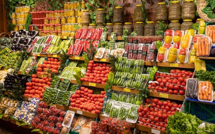 Obstregal Supermarkt - Obst in Plastik eingepackt
