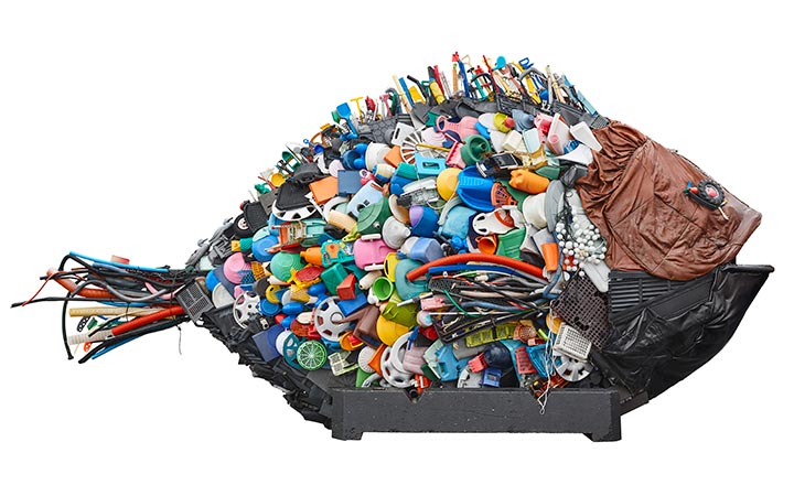 Symbolischer Fisch, geformt aus Kunststoffabfällen