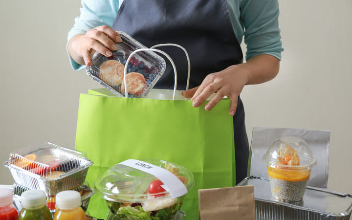 Essen zum Mitnehmen in Plastikverpackungen eingepackt