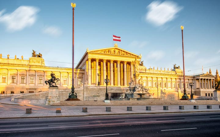 Österreich Flagge am Parlamentsgebäude