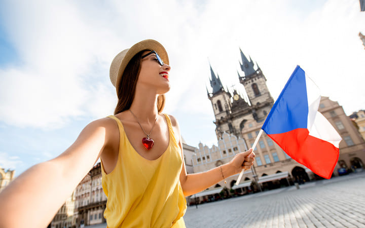 Frau mit Tschechischer Flagge in der Hand