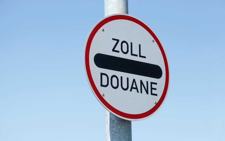 Straßenschild mit der Aufschrift "Zoll"