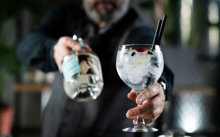 Mann serviert Gin