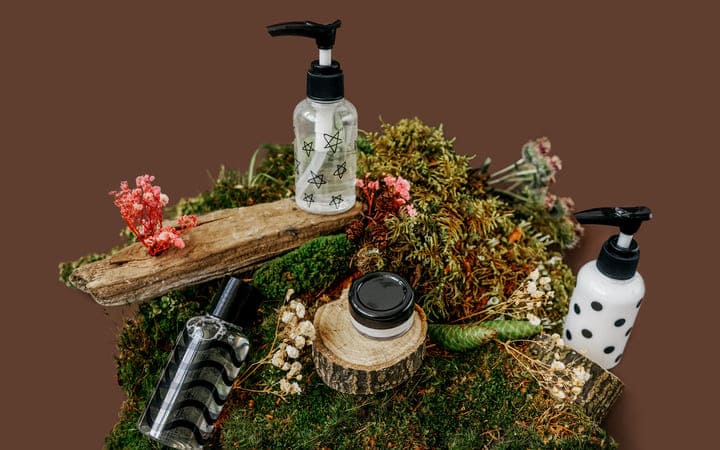 Kosmetikflaschen mit transparenten Etiketten