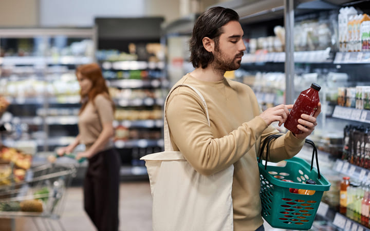 Transparentes Etikett auf Lebensmittel im Supermarkt