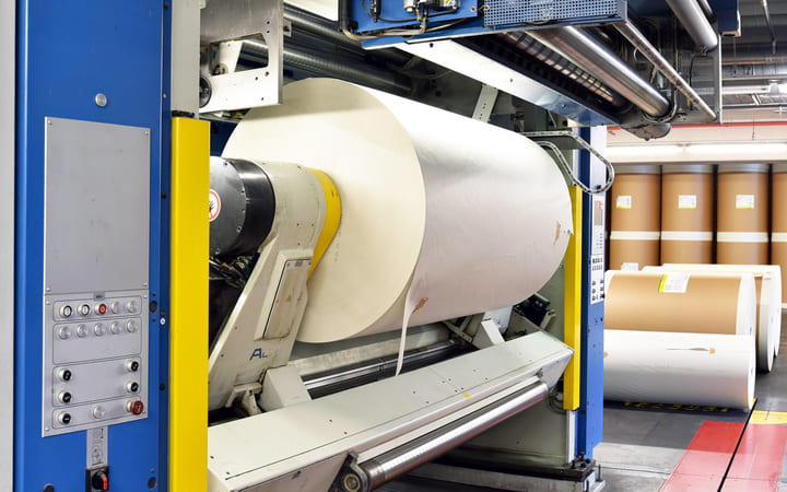 Druckmaschine von vorne mit großer Papierrolle