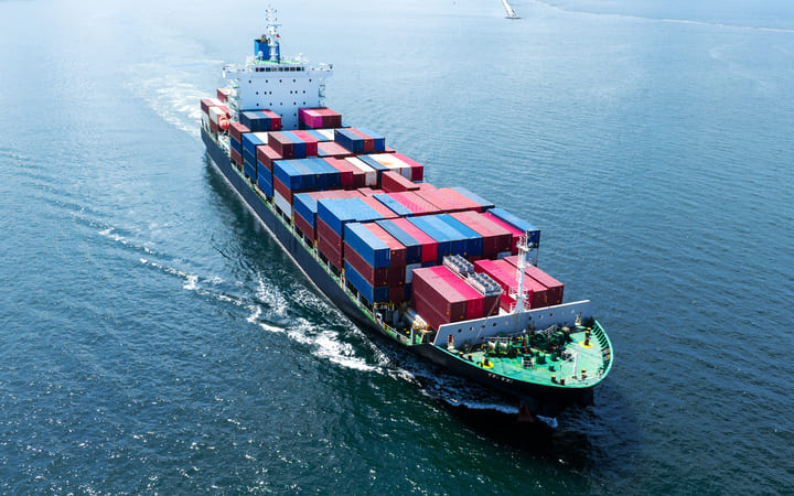 Frachtschiff mit Containern