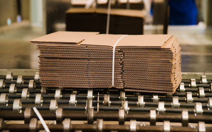 gestapelte Wellpappenkartons eingebunden in Lagerhalle 