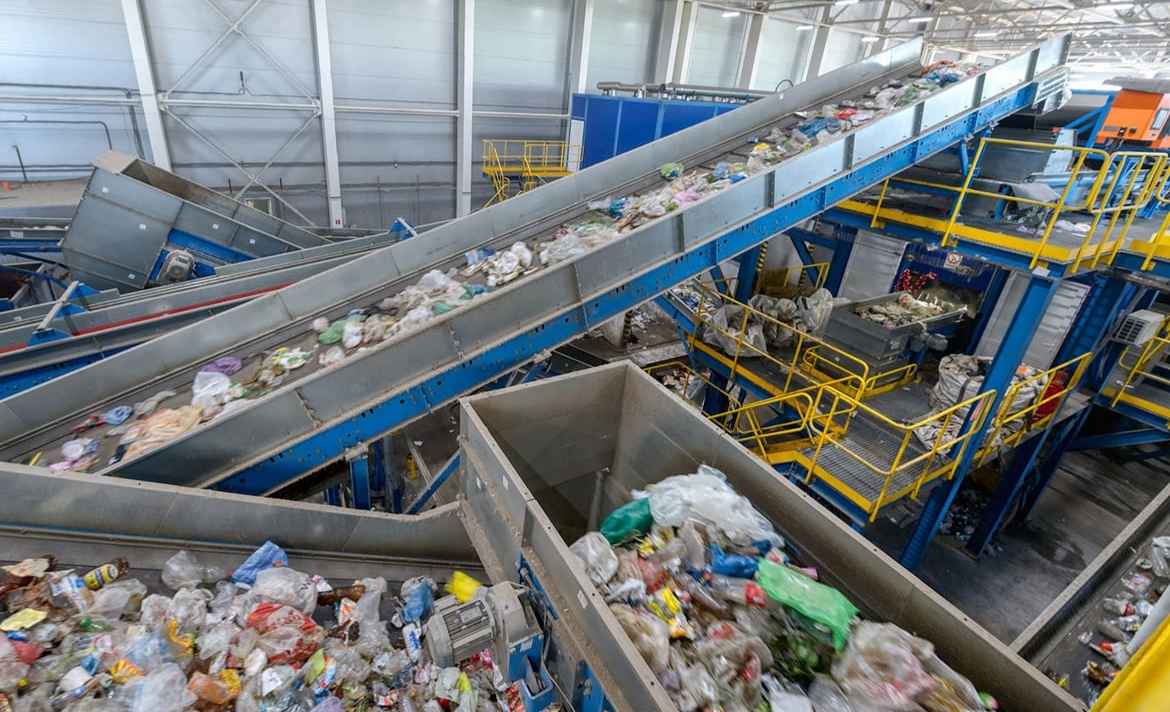 Sortieranlage mit Plastikmüll
