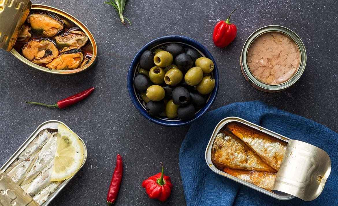 Nassleimetiketten auf Konservendosen Nassleimetiketten auf Konservendosen