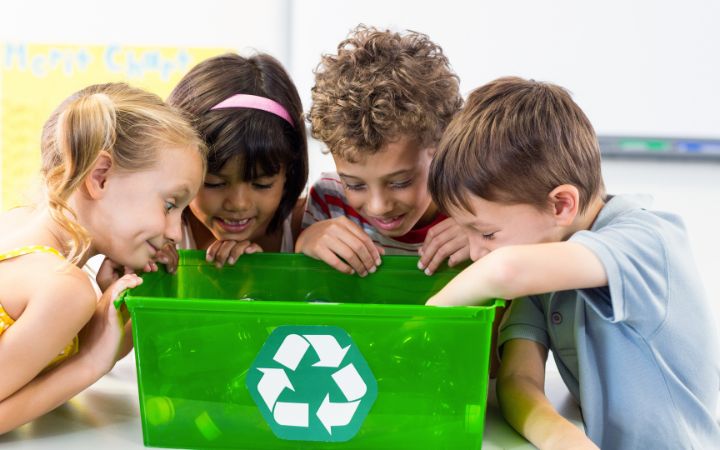 Kinder erforschen eine Recyclingbox