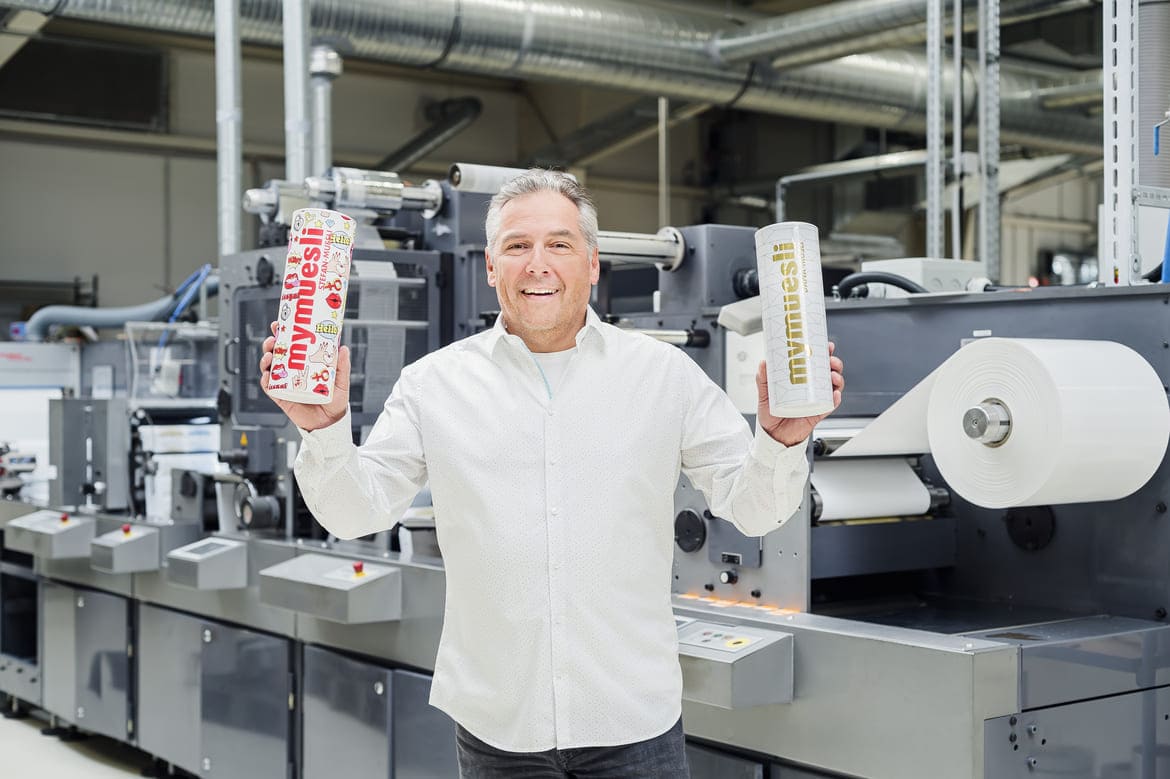Stefan Harder mit Verpackungen von mymuesli Stefan Harder mit Verpackungen von mymuesli